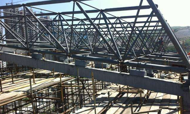 辽宁简述网架公司的黑色压型钢板的吊装步履